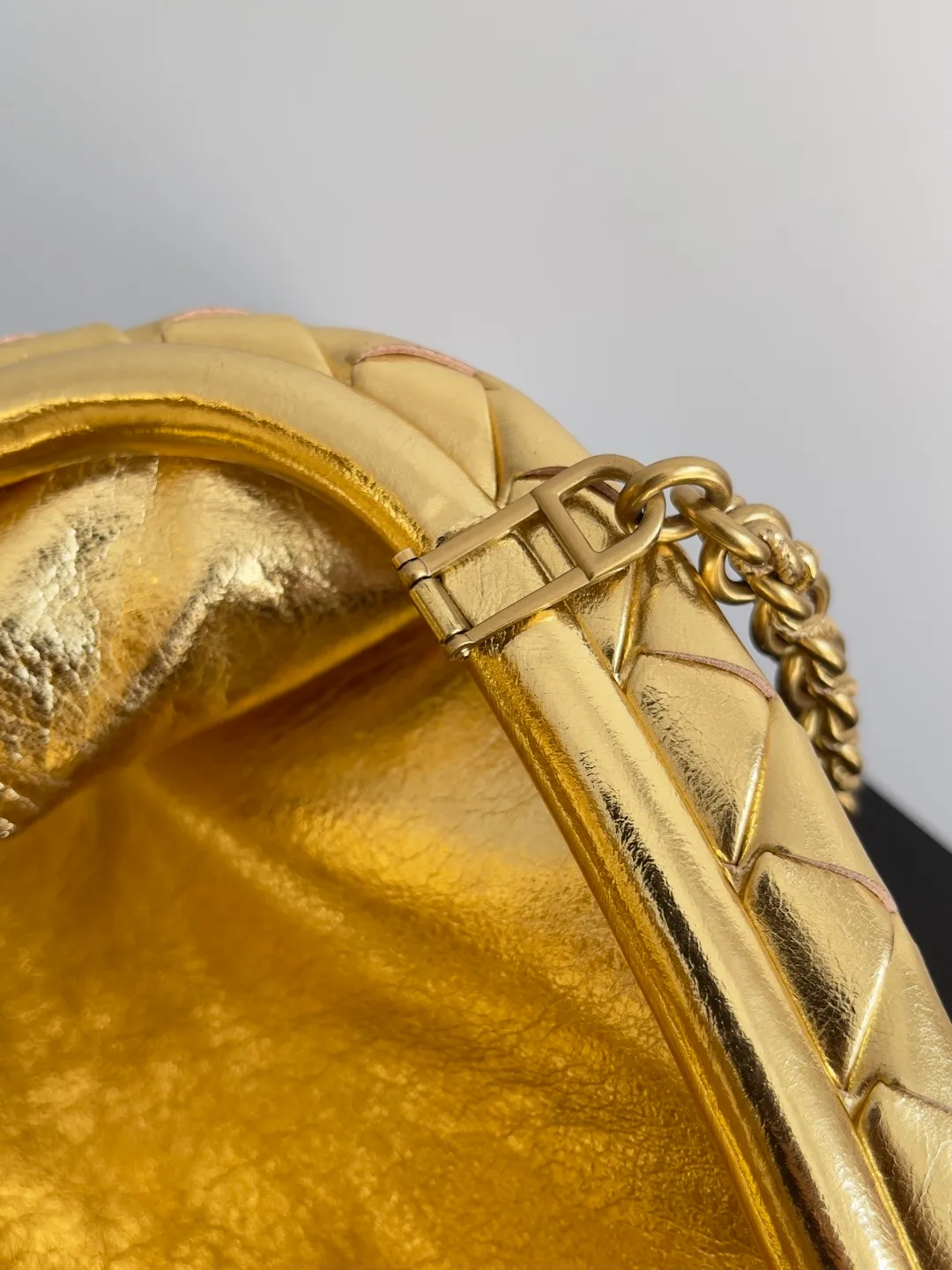 Batch 2260 BOTTEGA VENETA Lady's LAUREN CLUTCH Chain Clutch was inspired by 40 years ago. It is a perfect fusion of classic and modern bags. It is effortless and fashionable for any occasion and at any time. The newly added detachable metal chain allows people to have more ways to carry it. It is grand and elegant. Style No.: 785807 Size: 31.5*16.5*11cm